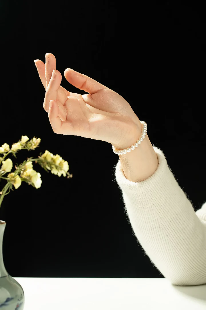 Shiroi 白依 Pearl Bracelet - Image 3