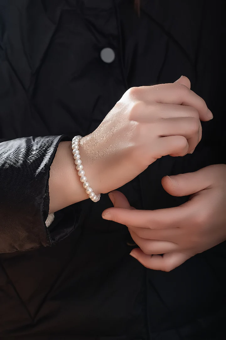 Shiroi 白依 Pearl Bracelet - Image 4